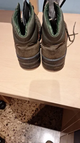 Botas de montaña tipo Chiruca marrones y verdes