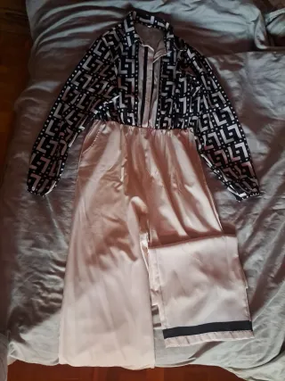 Mono elegante beige y negro