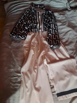 Mono elegante beige y negro