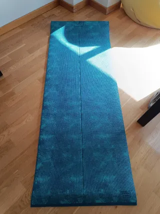 Esterilla de yoga azul con funda