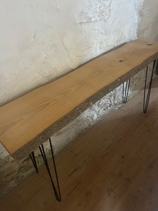 Mesa de recibidor o television de madera y metal