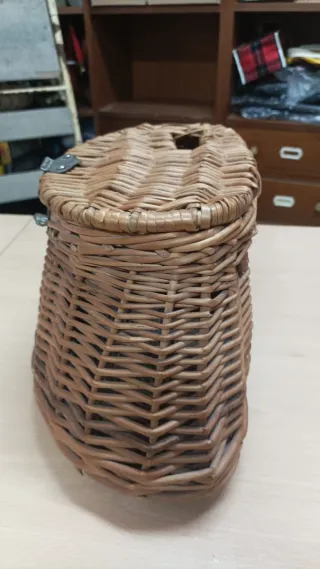 Cesta de mimbre para pesca o setas