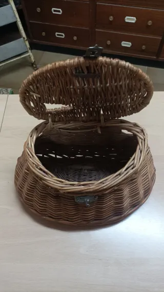 Cesta de mimbre para pesca o setas