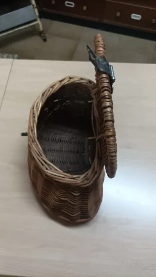 Cesta de mimbre para pesca o setas