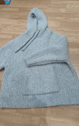 Sudadera Zara gris con bolsillo canguro talla M-L