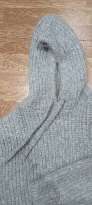 Sudadera Zara gris con bolsillo canguro talla M-L