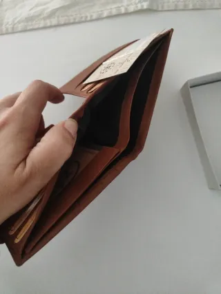 Cartera de piel marrón sin estrenar