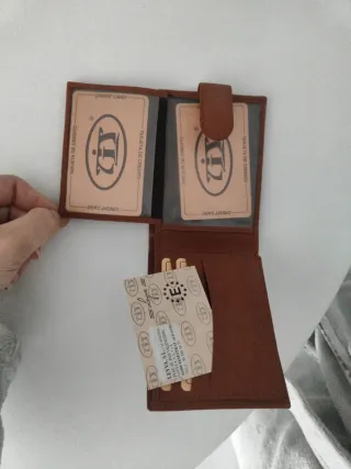 Cartera de piel marrón sin estrenar