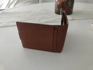 Cartera de piel marrón sin estrenar