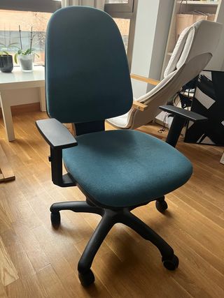 Silla de oficina ergonómica azul y negra