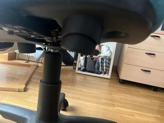 Silla de oficina ergonómica azul y negra