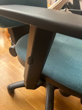 Silla de oficina ergonómica azul y negra