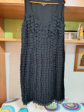Vestido negro con volantes
