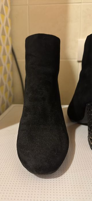 Stivaletti neri con zip posteriore e borchie oro