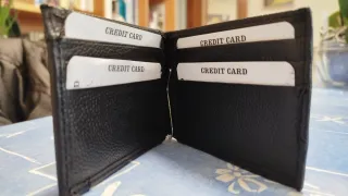 Cartera de piel negra con clip para dinero