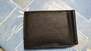 Cartera de piel negra con clip para dinero