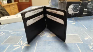 Cartera de piel negra con clip para dinero