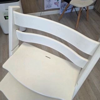 Trona Stokke con Bandeja Gris