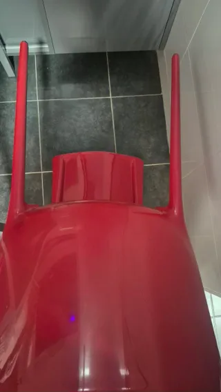 Sillas rojas de plástico