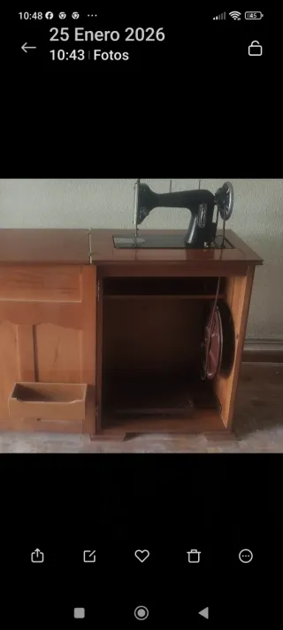 Máquina de coser antigua de madera y metal