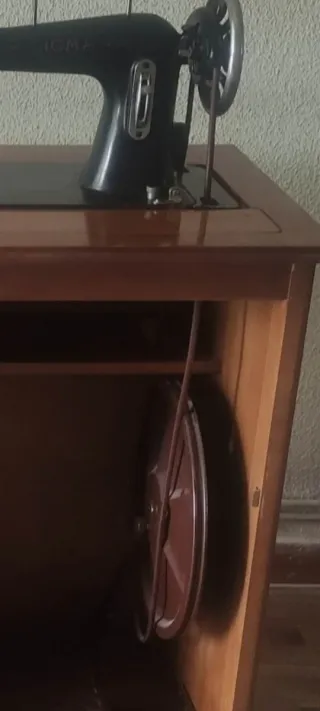 Máquina de coser antigua de madera y metal