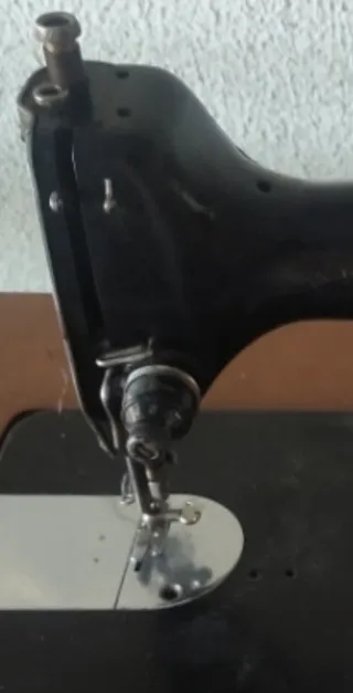 Máquina de coser antigua de madera y metal