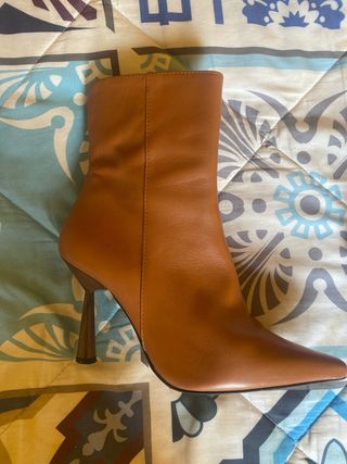 Botín Angela Alarcón Marrón Tacón piel