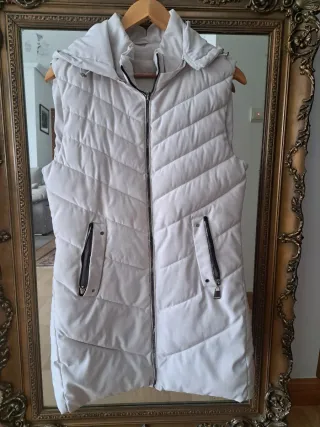 Plumífero sin mangas crudo con capucha