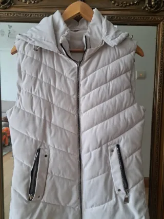 Plumífero sin mangas crudo con capucha