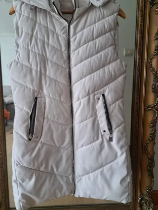 Plumífero sin mangas crudo con capucha