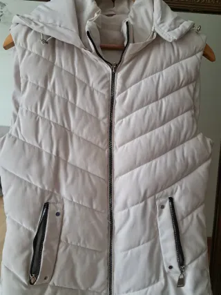 Plumífero sin mangas crudo con capucha