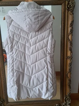 Plumífero sin mangas crudo con capucha