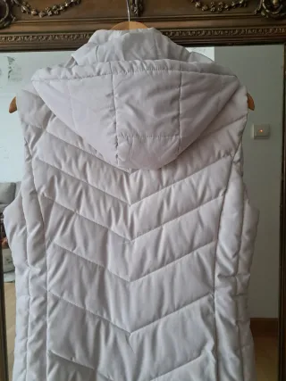 Plumífero sin mangas crudo con capucha