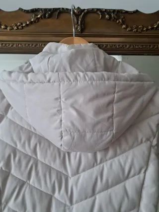 Plumífero sin mangas crudo con capucha