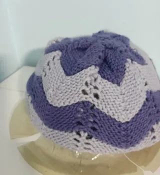 Gorro de lana morado y gris invierno