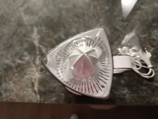 Exprimidor eléctrico triangular