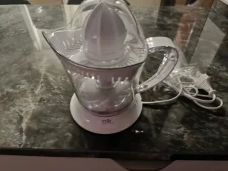 Exprimidor eléctrico triangular