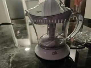 Exprimidor eléctrico triangular