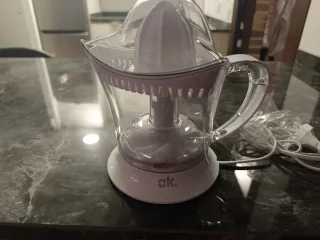 Exprimidor eléctrico triangular