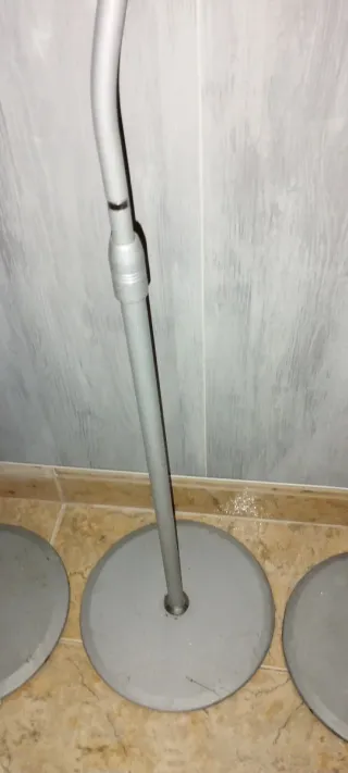 Pie metálico altavoces home cinema