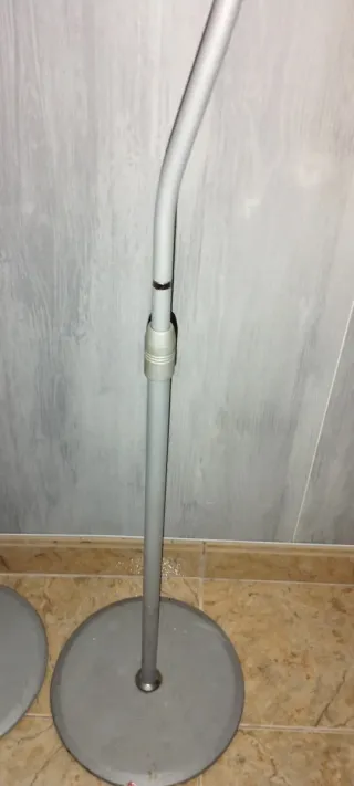 Pie metálico altavoces home cinema