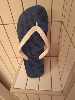 Chancla azul y blanca