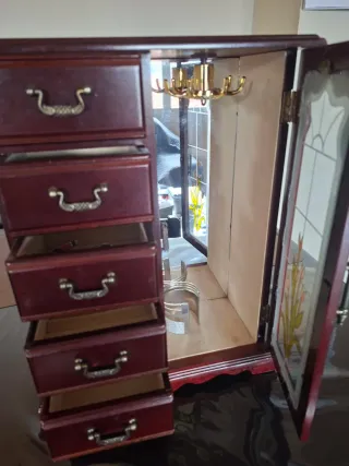 Joyero de madera con cajones y colgador