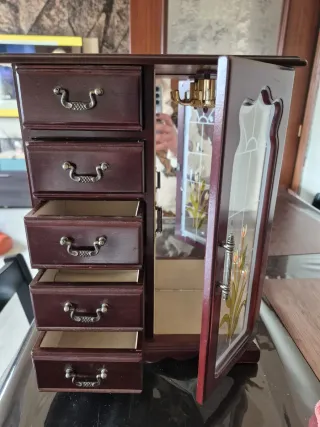 Joyero de madera con cajones y colgador