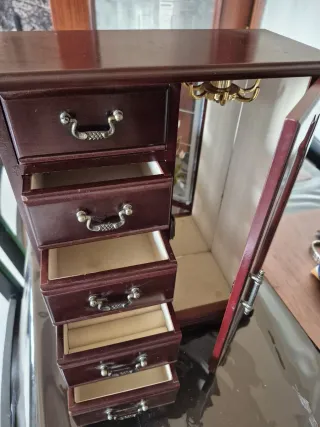 Joyero de madera con cajones y colgador