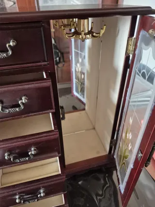 Joyero de madera con cajones y colgador