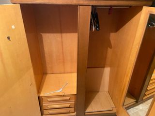 Armario de madera marrón