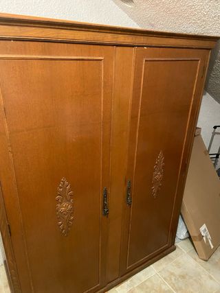Armario de madera marrón