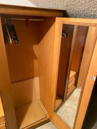 Armario de madera marrón