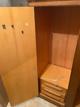 Armario de madera marrón